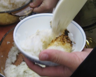 「ごはんと味噌汁」作りに挑戦、小学生の調理実習